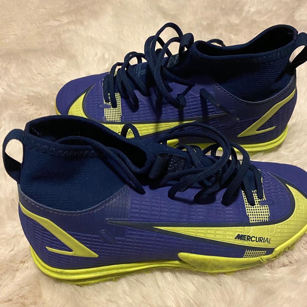 Kids Nike Indoor Soccer Shoes Size 1.5Y